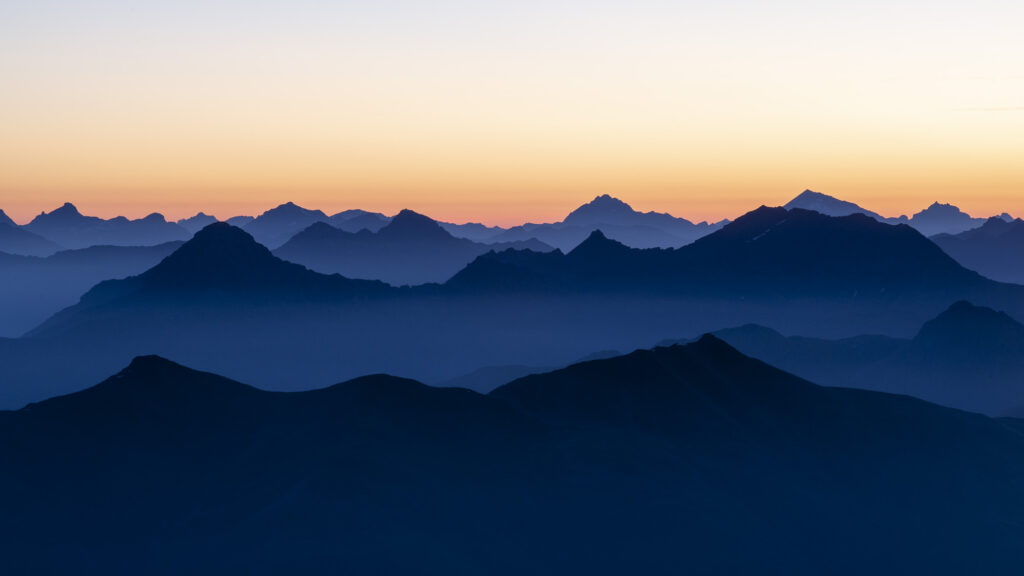 Berglandschafts im Sonnenaufgang